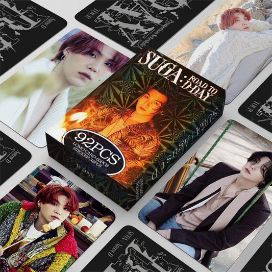 PHOTOCARDS SUGA: ROAD TO D'DAY 92 UDS (60 FOTOTARJETAS + 32 PEGATINAS)