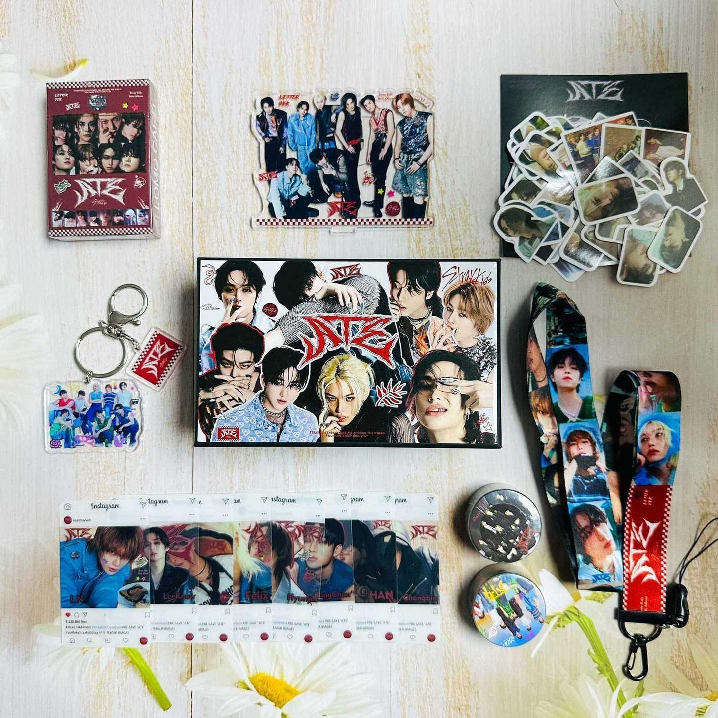 STRAY KIDS KIT ATE 164 PIEZAS (¡CAJA DE REGALO CON VARIOS ARTÍCULOS!✨)