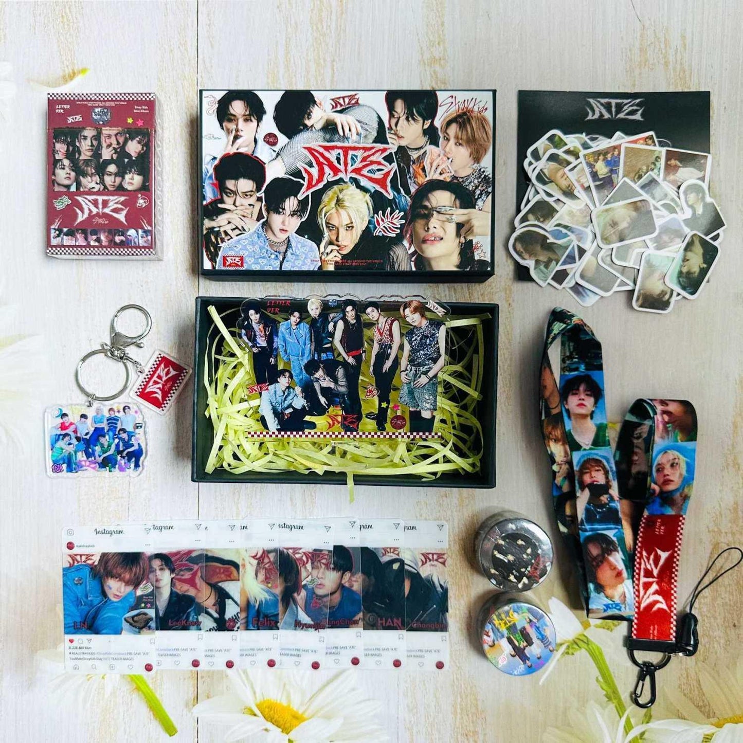STRAY KIDS KIT ATE 164 PIEZAS (¡CAJA DE REGALO CON VARIOS ARTÍCULOS!✨)