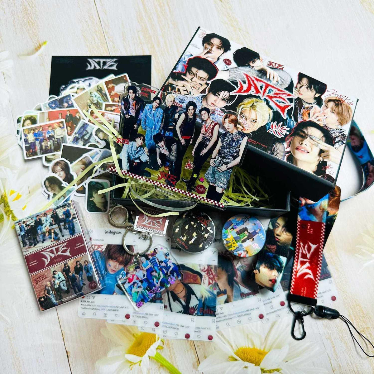 STRAY KIDS KIT ATE 164 PIEZAS (¡CAJA DE REGALO CON VARIOS ARTÍCULOS!✨)