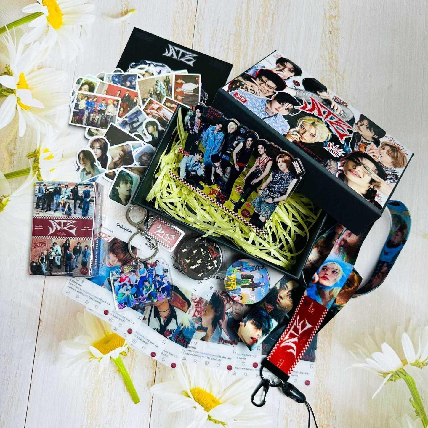 STRAY KIDS KIT ATE 164 PIEZAS (¡CAJA DE REGALO CON VARIOS ARTÍCULOS!✨)