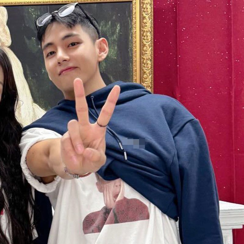 SUDADERA CON CAPUCHA DE V DE BTS