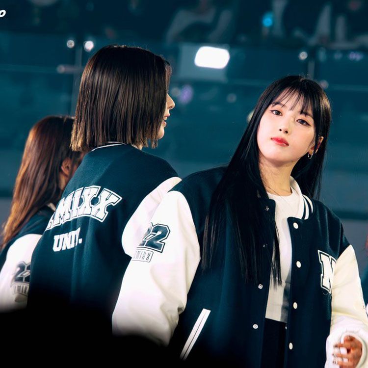 SUDADERAS Y CHAQUETAS UNIVERSITARIAS NMIXX