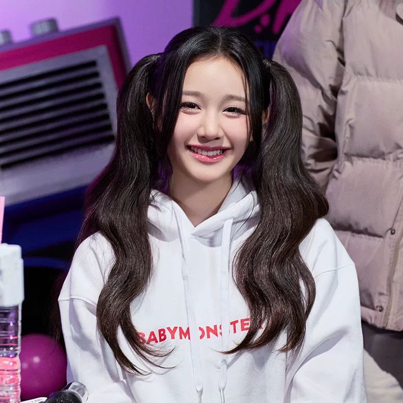 SUDADERA "HELLO MONTERS" DE LA GIRA BABYMONSTER 2025