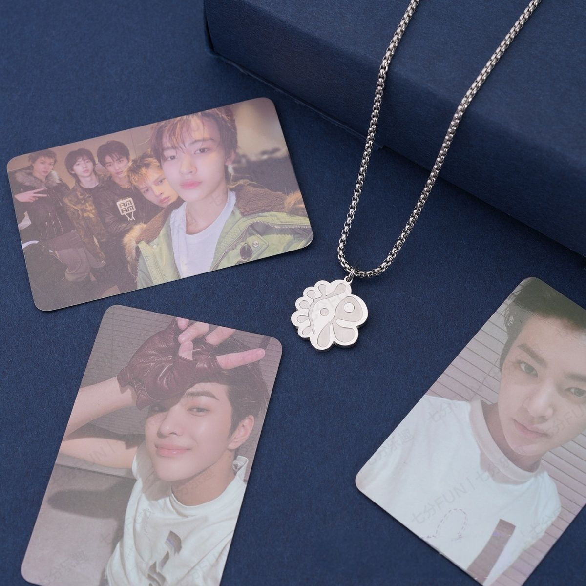 COLLAR CORTIS ACERO TITANIO + 3 photocards variadas