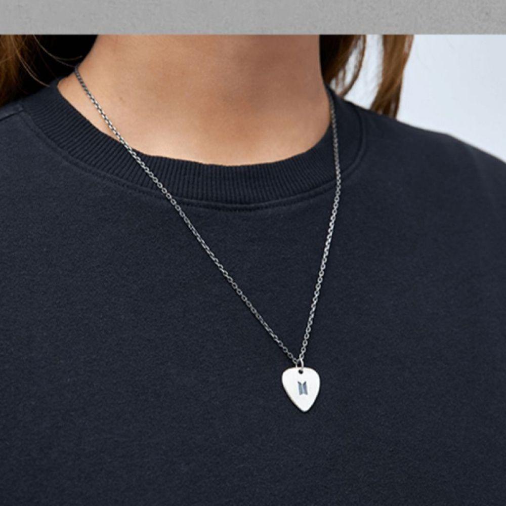 BTS - SUGA COLLAR GUITARRA PLATEADO ACERO INOXIDABLE