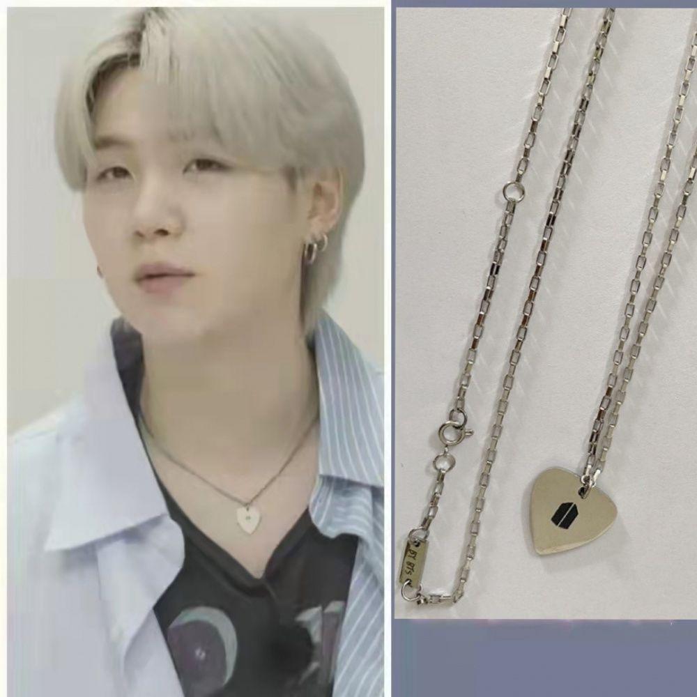 BTS - SUGA COLLAR GUITARRA PLATEADO ACERO INOXIDABLE