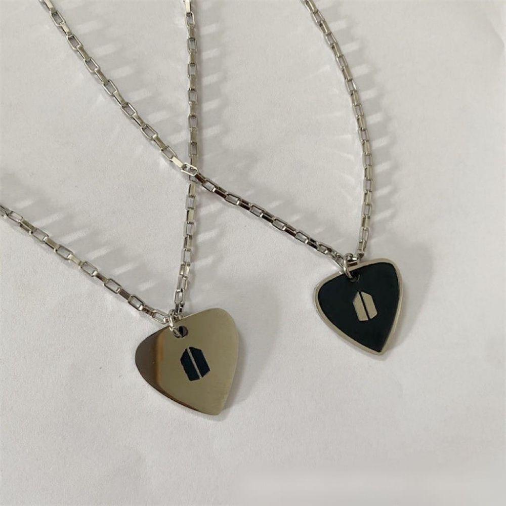 BTS - SUGA COLLAR GUITARRA PLATEADO ACERO INOXIDABLE