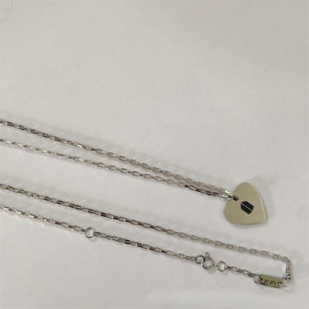 BTS - SUGA COLLAR GUITARRA PLATEADO ACERO INOXIDABLE