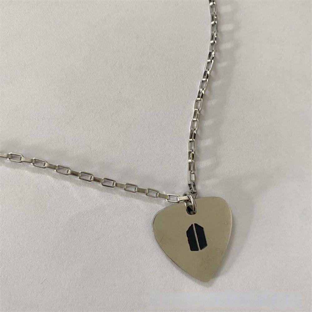 BTS - SUGA COLLAR GUITARRA PLATEADO ACERO INOXIDABLE
