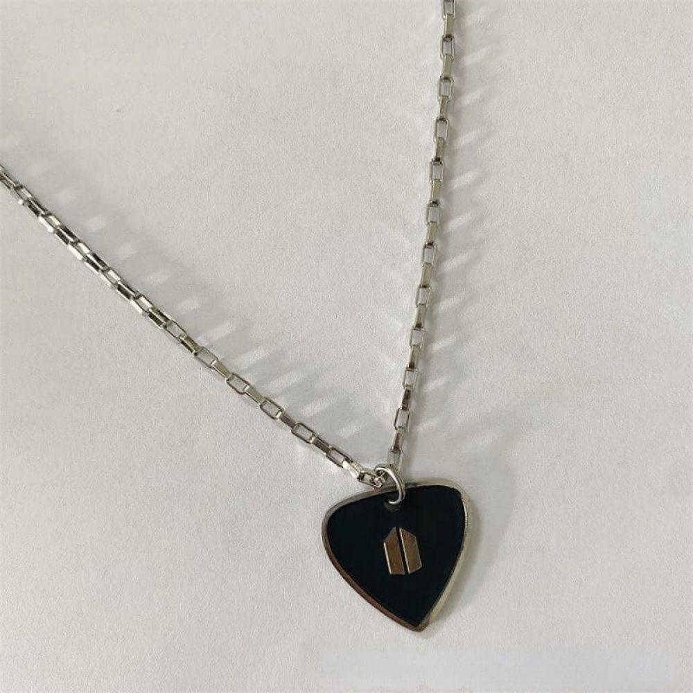 BTS - SUGA COLLAR GUITARRA PLATEADO ACERO INOXIDABLE