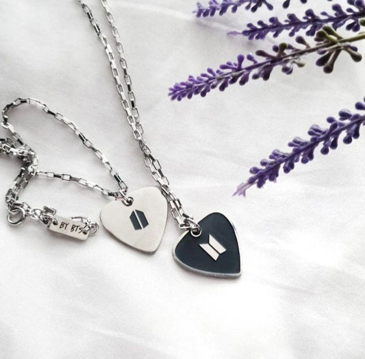BTS - SUGA COLLAR GUITARRA PLATEADO ACERO INOXIDABLE