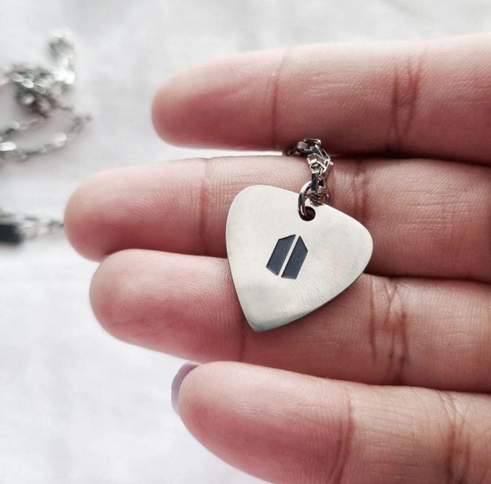 BTS - SUGA COLLAR GUITARRA PLATEADO ACERO INOXIDABLE