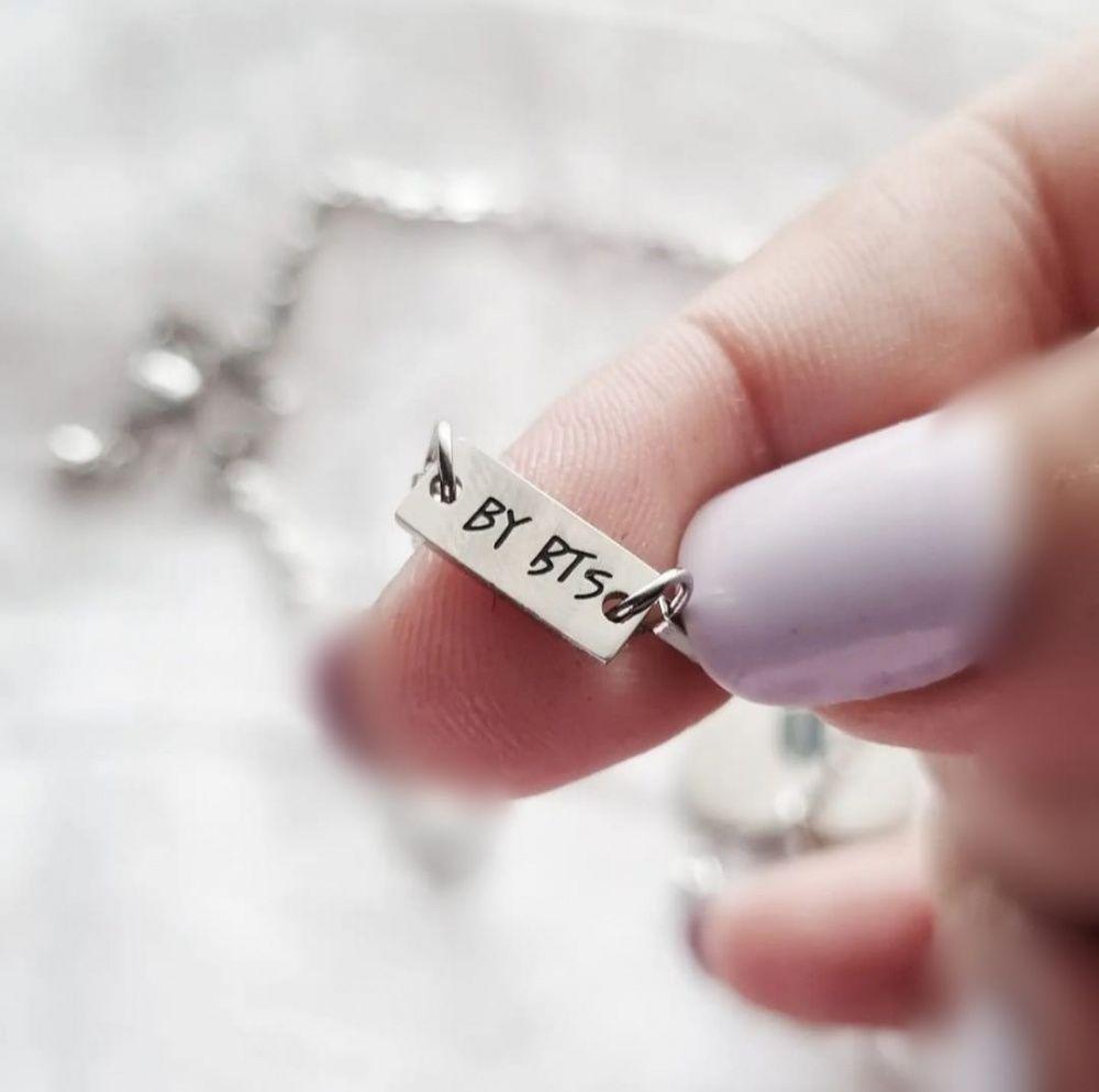 BTS - SUGA COLLAR GUITARRA PLATEADO ACERO INOXIDABLE