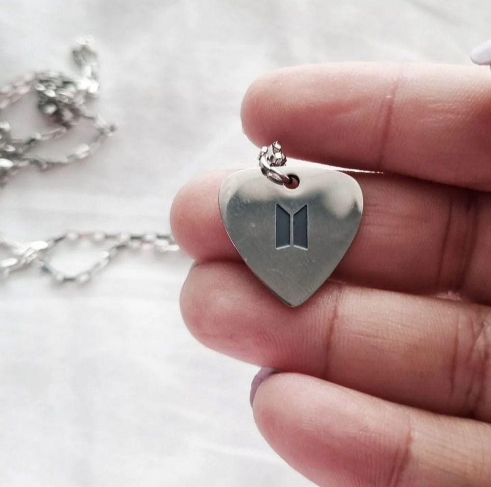 BTS - SUGA COLLAR GUITARRA PLATEADO ACERO INOXIDABLE
